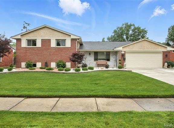 1024 Blairmoor Court, Grosse Pointe Woods, MI 48236