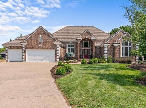 724 NE Seabrook Circle, Lee's Summit, MO 64064