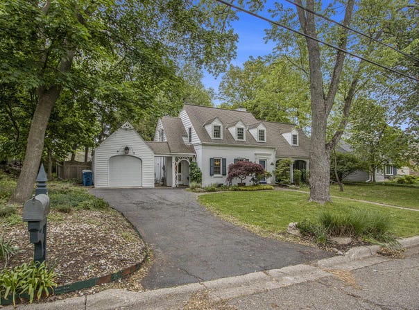 902 Edgemoor Avenue, Kalamazoo, MI 49008