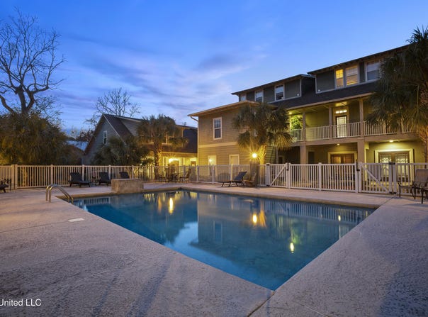 922 Porter Avenue, Ocean Springs, MS 39564
