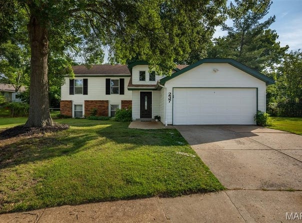 237 Valleyoak Court, Ballwin, MO 63021