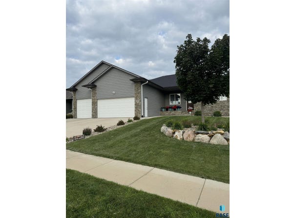 1013 N Danielle Dr, Sioux Falls, SD 57103