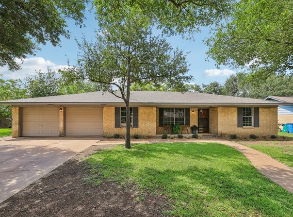 2305 Gladnell ST, Taylor, TX 76574