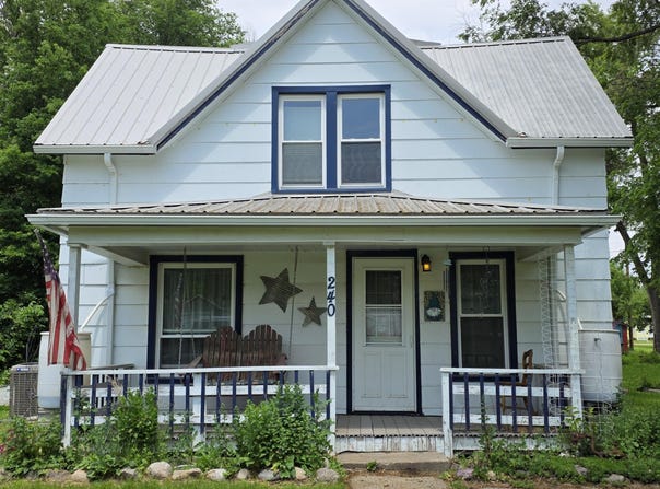 240 W Hubbard St, Carthage, SD 57323