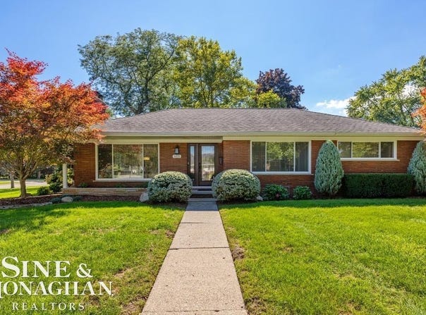 605 Hidden Lane, Grosse Pointe Woods, MI 48235