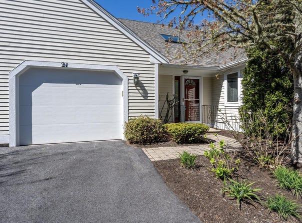 21 Rolling Green Lane, Mashpee, MA 02649