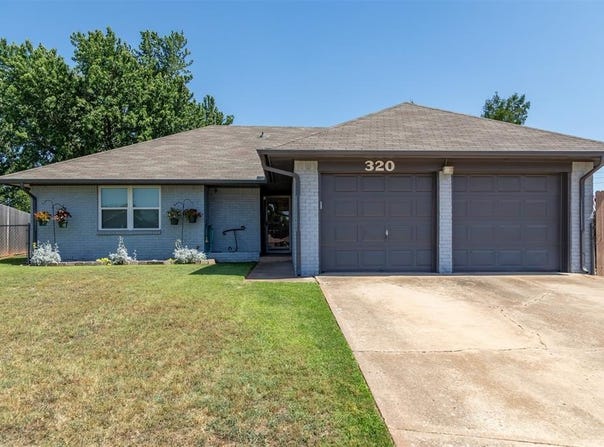 320 E Elder Lane, Mustang, OK 73064