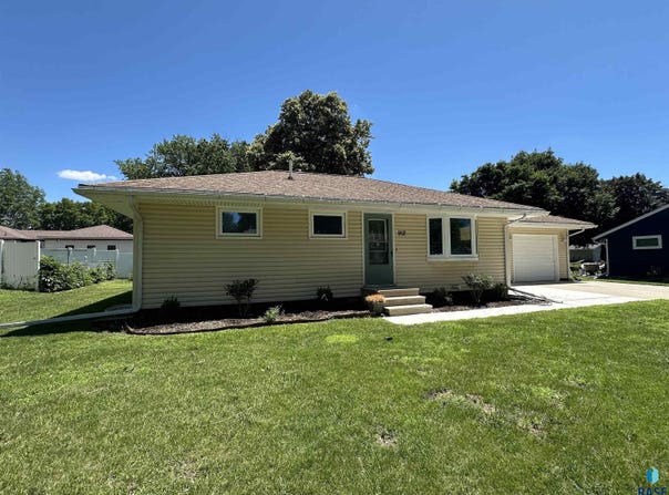 912 N Oakley St, Luverne, MN 56156