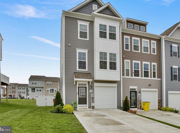 125 MOSSDALE BOULEVARD, FALLING WATERS, WV 25419