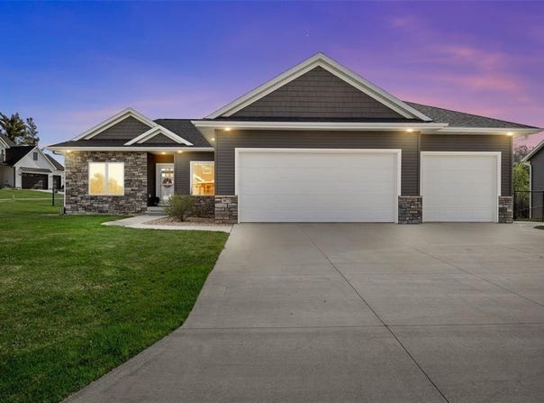 3073 Dell Ridge Lane, Hiawatha, IA 52233