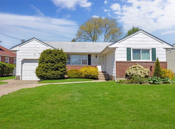 1 Magenta Street, Hicksville, NY 11801