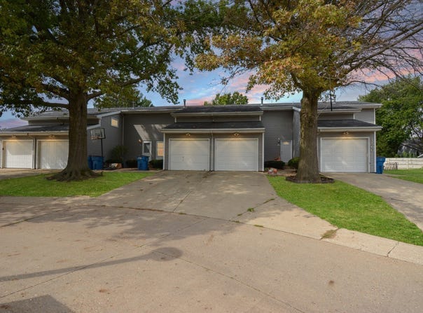 1560 Hunt Drive, Normal, IL 61761