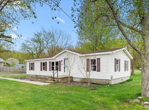 8760 W East Road, Lakeside, MI 49128
