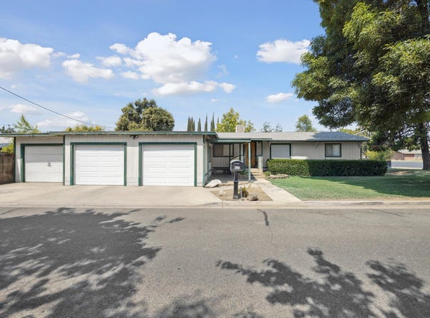 825 W Walnut Avenue, Visalia, CA 93277