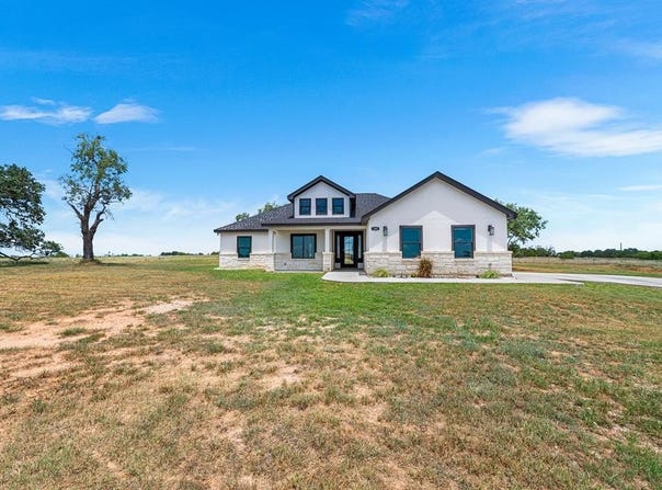 109 Hidden Hills, Floresville, TX 78114