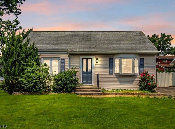 69 Lions Head Blvd, Wayne Twp., NJ 07470-4050