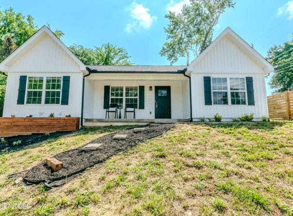 229 Edgewood Ave, Clinton, TN 37716