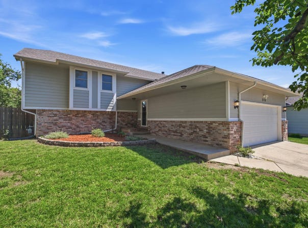 218 E Oak Meadows Rd, Derby, KS 67037