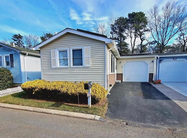 21 Village Circle E, Manorville, NY 11949