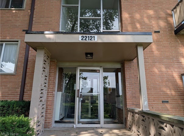 22121 River Oaks, Rocky River, OH 44116