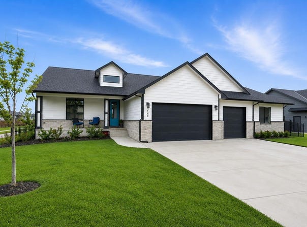 226 S Wellcrest Cir, Goddard, KS 67052