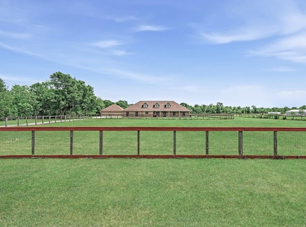 8295 Winzer Rd, Beaumont, TX 77705
