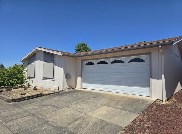 555 Freeman Road, Central Point, OR 97502