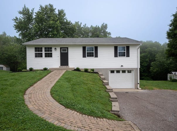 304 Sunset Dr, Aurora, IN 47001