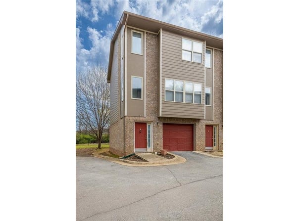 1882  N Scull Creek  DR, Fayetteville, AR 72703
