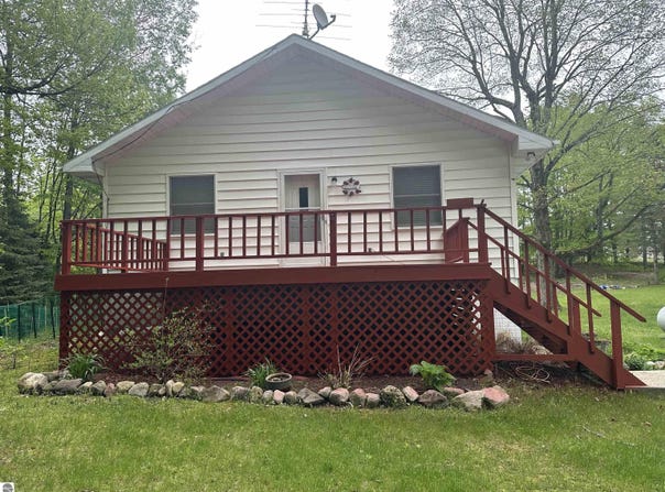 142 Forest Trail, Leroy, MI 49655