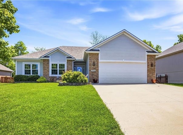 1609 Dalton Drive, Lee's Summit, MO 64081
