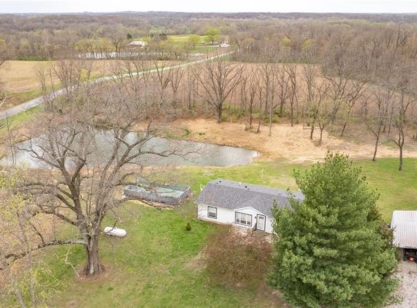 1401 Longbridge Trail, Walshville, IL 62091
