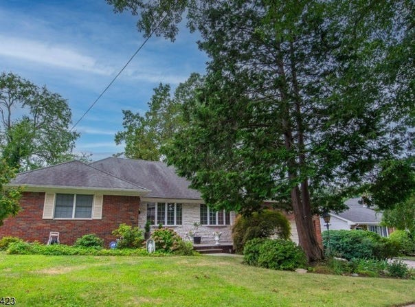 118 Country Ln, Clifton City, NJ 07013-3833