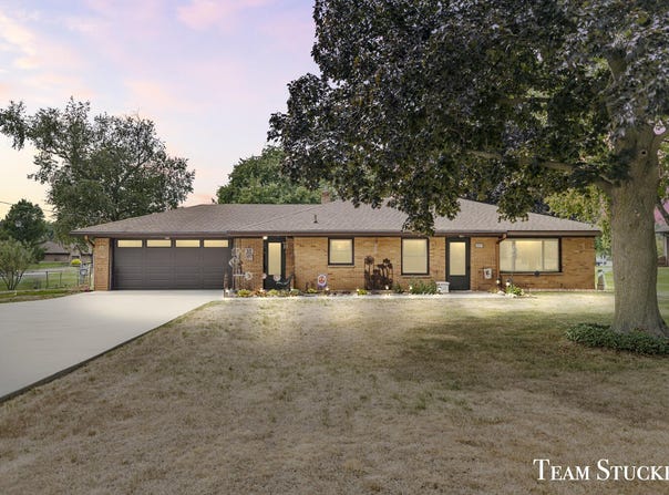 3955 Ivanrest Avenue SW, Grandville, MI 49418