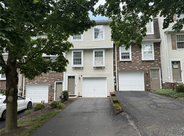 115 Saxonwald Ln, Castle Shannon, PA 15234