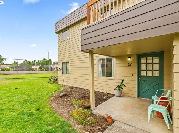 2727 GATEWAY ST, Springfield, OR 97477