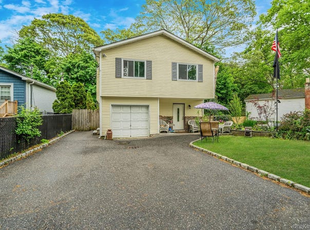 35 Franklin Avenue, Mastic, NY 11950