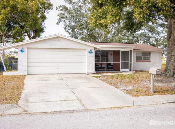 9825 LAKESIDE LANE, PORT RICHEY, FL 34668