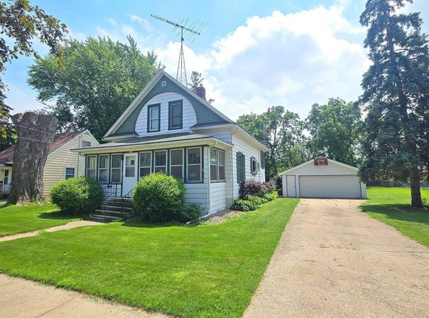 827 W 17TH Avenue, OSHKOSH, WI 54902