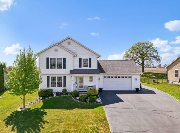 321 Tomahawk Dr, Twin Lakes, WI 53181