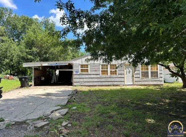 3326 SE Massachusetts AVE, Topeka, KS 66605