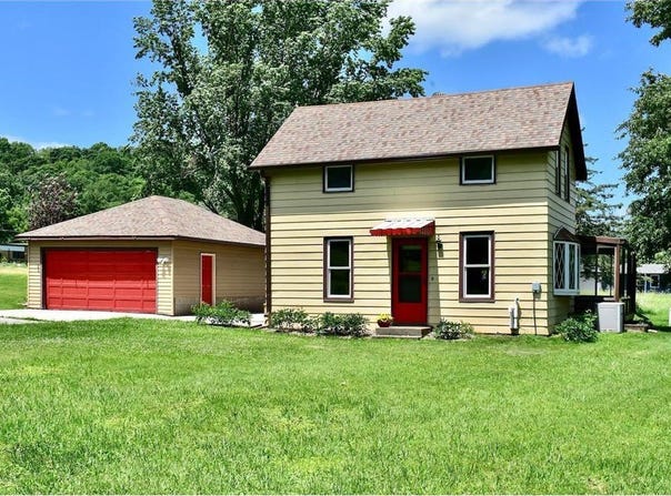 1240 Browns Lane, Dakota, MN 55925