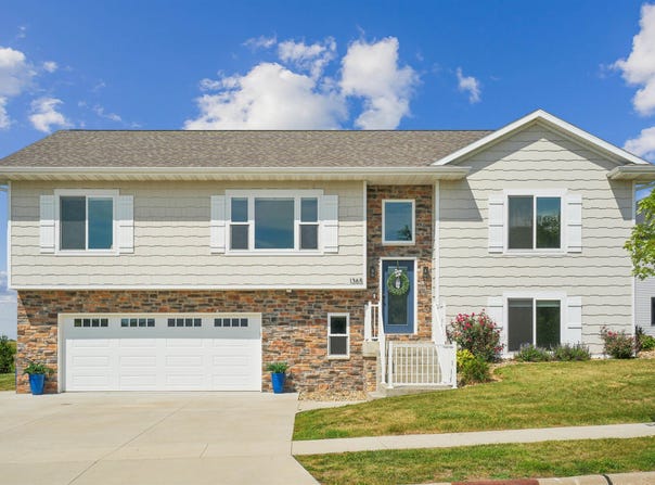 1365 Cedar Trail Drive, Dubuque, IA 52003
