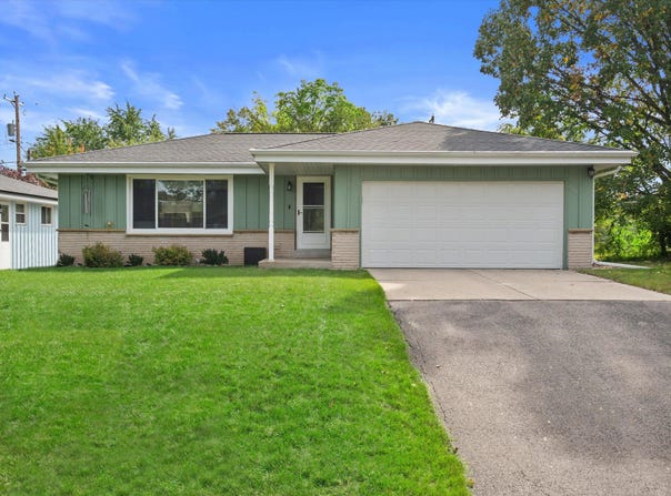 9537 W Sarasota Pl, Wauwatosa, WI 53222