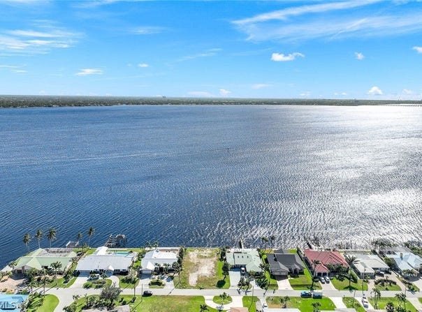 2330 SE 28th Street, Cape Coral, FL 33904