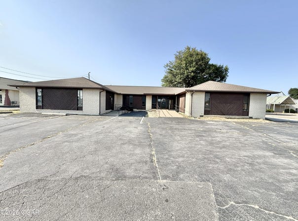 327 E Airport Drive, Carthage, MO 64836