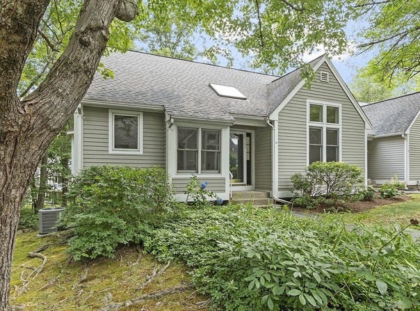 32 Brewster Ln, Acton, MA 01720