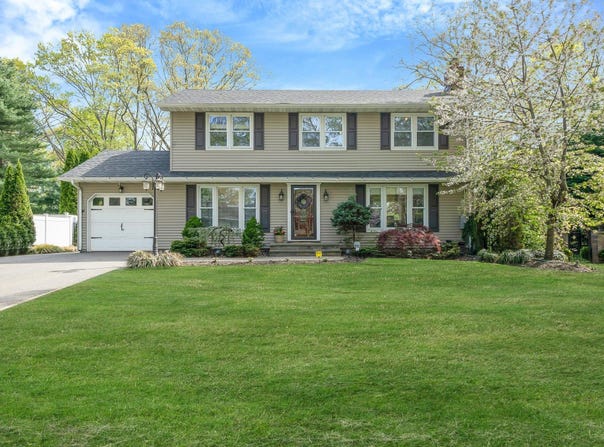 90 Rhoda Avenue, Nesconset, NY 11767