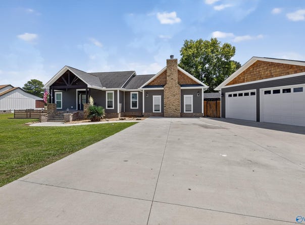 190 Willow Lake Circle, Guntersville, AL 35976