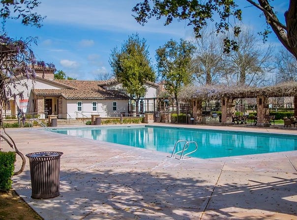 1587 STRADA Way N, Clovis, CA 93619